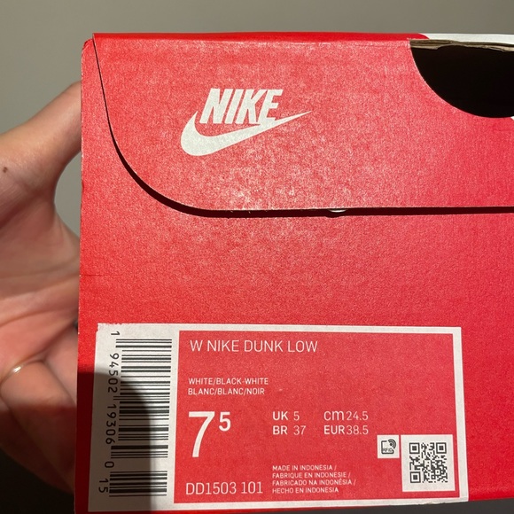 Nike Panda Dunks Low (2023) - Picture 3 of 4